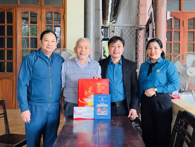 Hương Khê: Chúc Tết và tặng quà cán bộ công đoàn chuyên trách đã nghỉ hưu trên địa bàn huyện